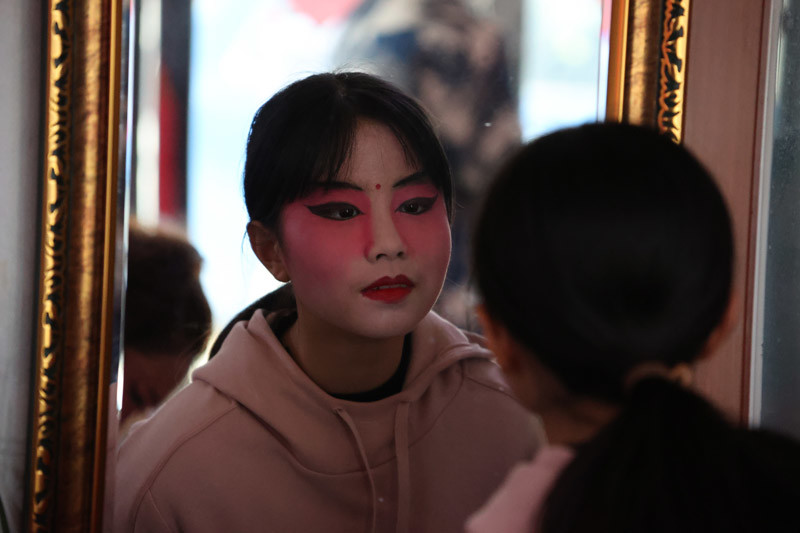 儿童学习踩高跷在趣味中感受年味儿