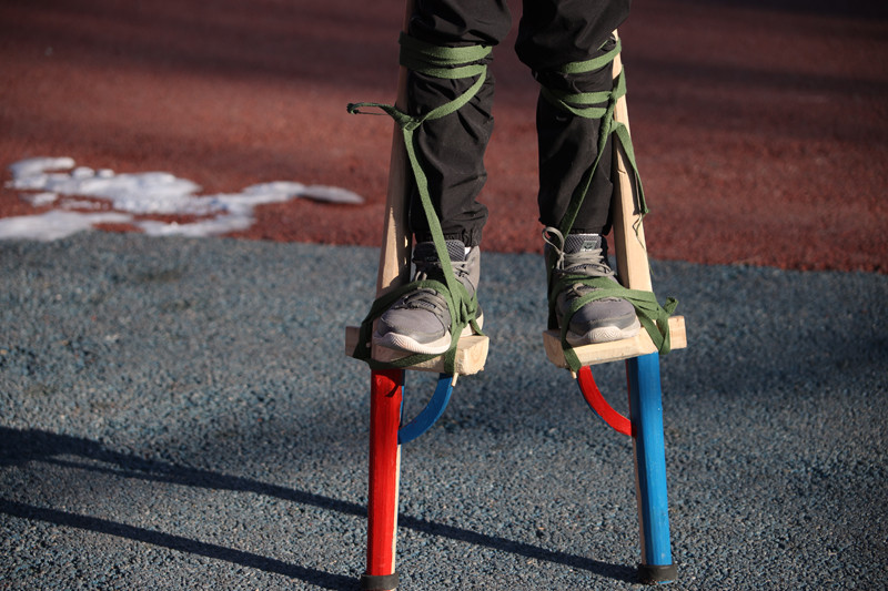 儿童学习踩高跷在趣味中感受年味儿