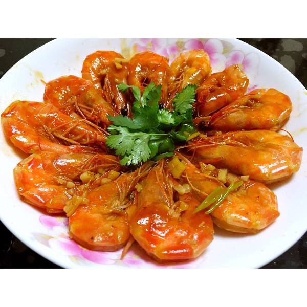 4,开盖后捞出大虾装盘,弃用料头,大火收汁淋入大虾即可!