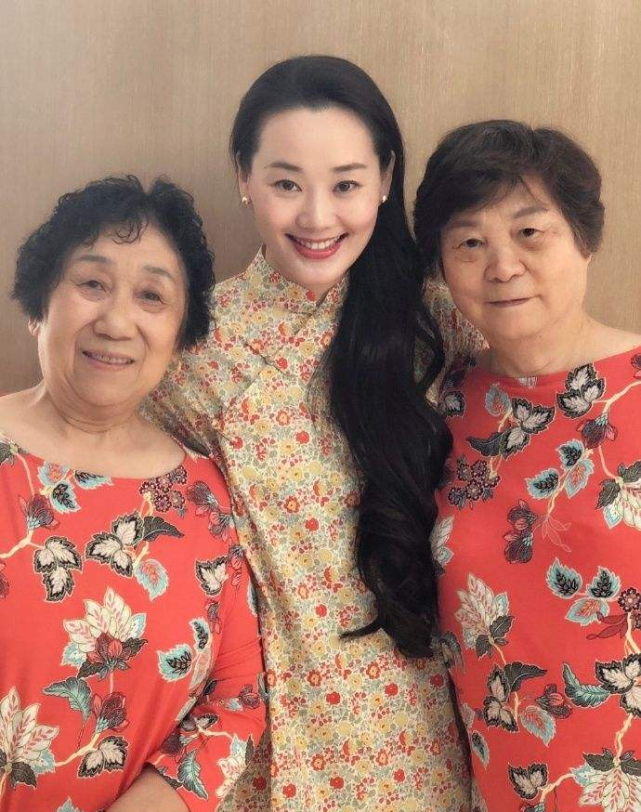 林依轮妻子挺朴素的穿浅色裙温柔知性年龄都被藏起来