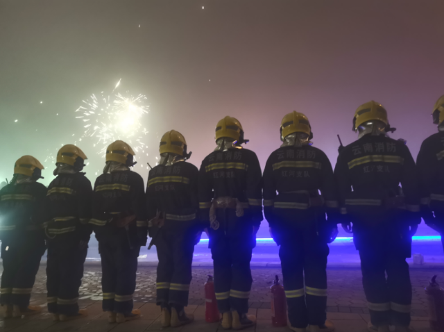 小朋友向执勤的消防员敬礼