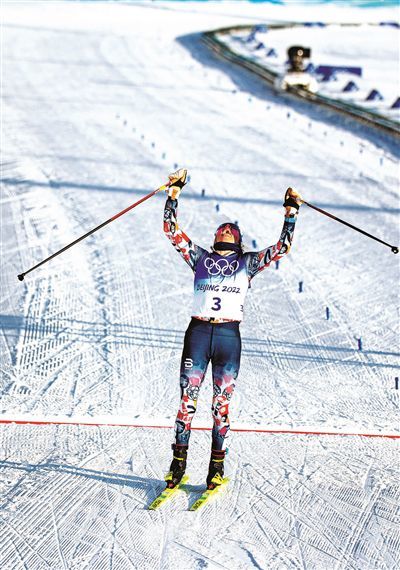 2月5日下午,北京冬奥会首枚金牌在张家口赛区国家越野滑雪中心诞生.