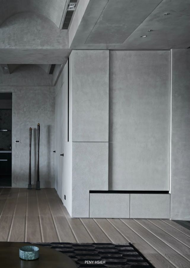 高级灰的墙面 木地板的地面,以独特的造型与线条感,让空间设计出
