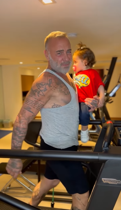 当地时间2月5日凌晨,意大利亿万富豪吉安卢卡·瓦奇在社交媒体上分享