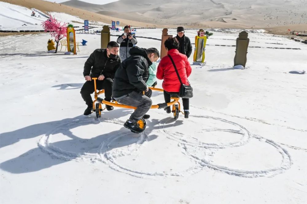 据了解,敦煌莫高鸿杰沙漠露营印象千寻基地举办的沙漠冰雪节,采用人工