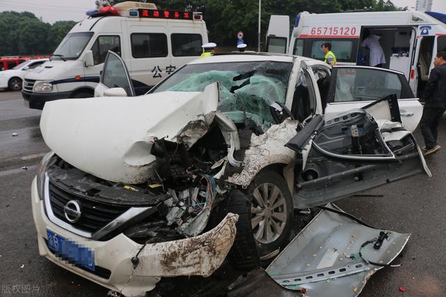 開了四五年的車被人撞報廢了對方全責能要求賠償新車麼