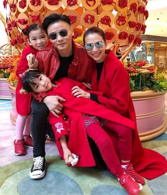 蔡少芬一家走机场,张晋推行李抱娃好忙活,她穿一身潮装顾自己美插图7