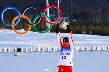 2月5日下午北京冬奧會首枚金牌,在國家越野滑雪中心誕生,獲得前三名的