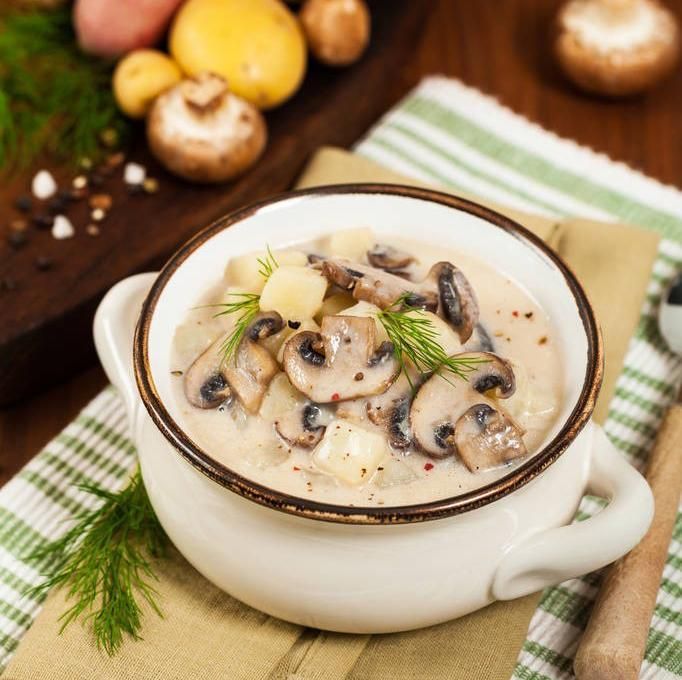 奶油蘑菇汤准备材料:鸡胸肉,玉米,口蘑,牛奶,虾仁,料酒,黑胡椒,淀粉