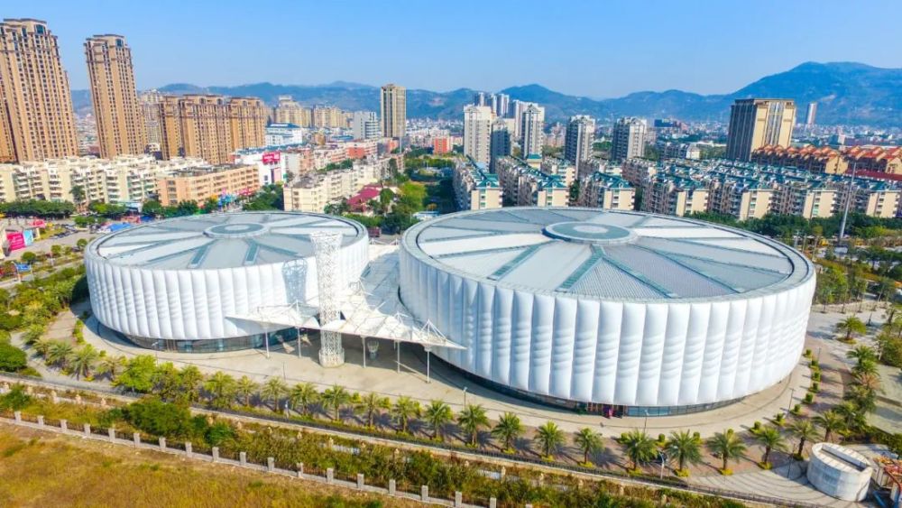 象征着奔驰汽车,东南汽车这两个坐落于青口镇的汽车整车厂并驾齐驱