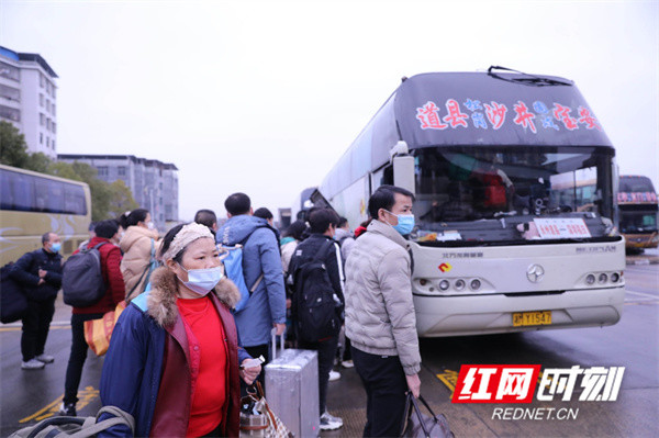 2月6日,湖南省永州市道县汽车北站,旅客有序上车