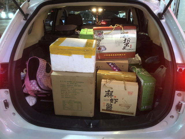 仔细观察爸妈给你准备的后备箱不一定品种多么丰富但都有一个共同点那