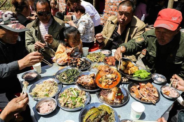 因为忙着招呼没空吃饭,把主要的客人送走了,坐下没吃两口,村里的邻居