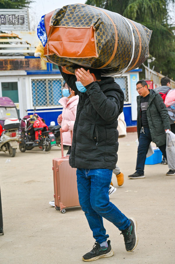 实拍邓州高三学生开学门口车队排成长龙学生和家长拎大包小包进校