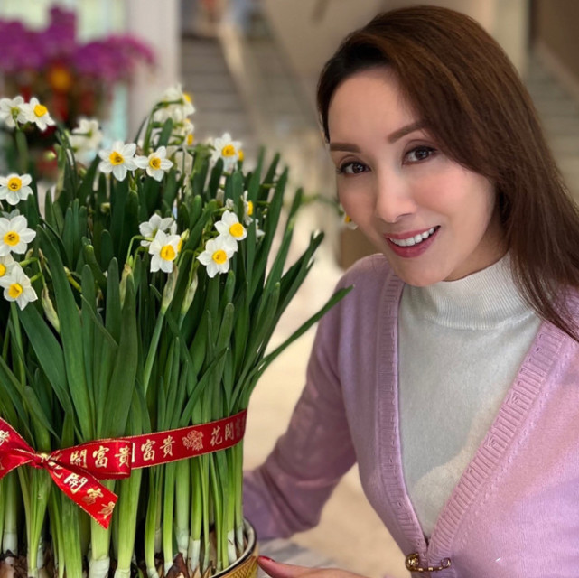 郭可盈年后晒生活近照穿紫色针织衫似小媳妇红色美甲过年真洋气