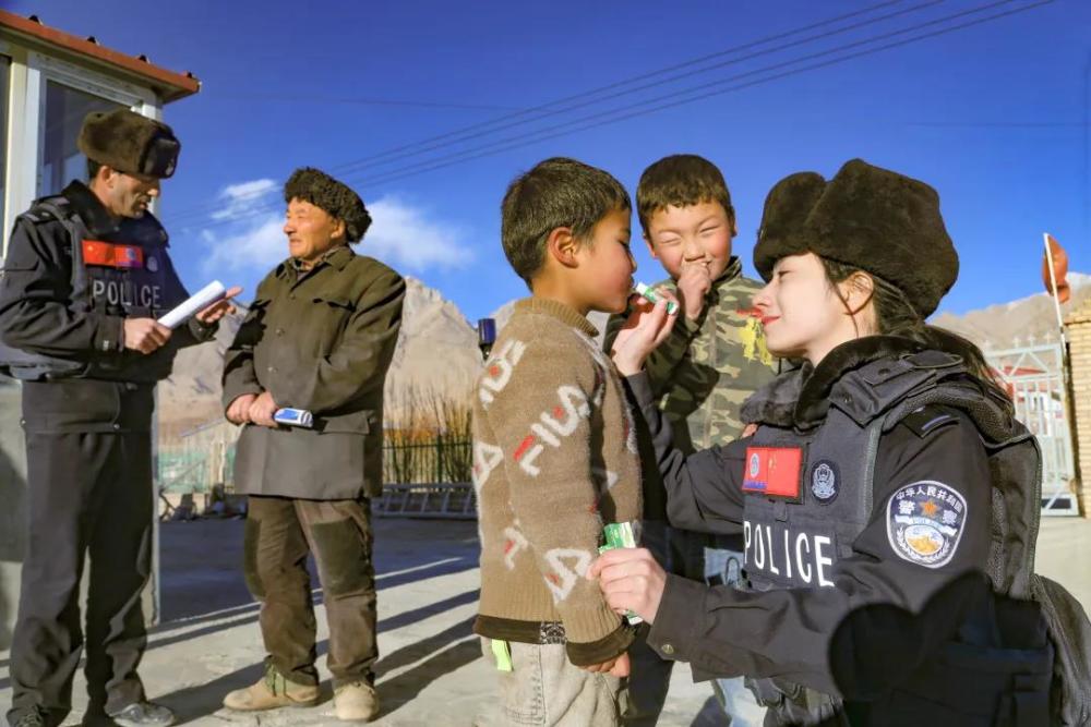 工作意见建议一天下来,民警姜柏羽的小本子上密密麻麻地记录了好几页