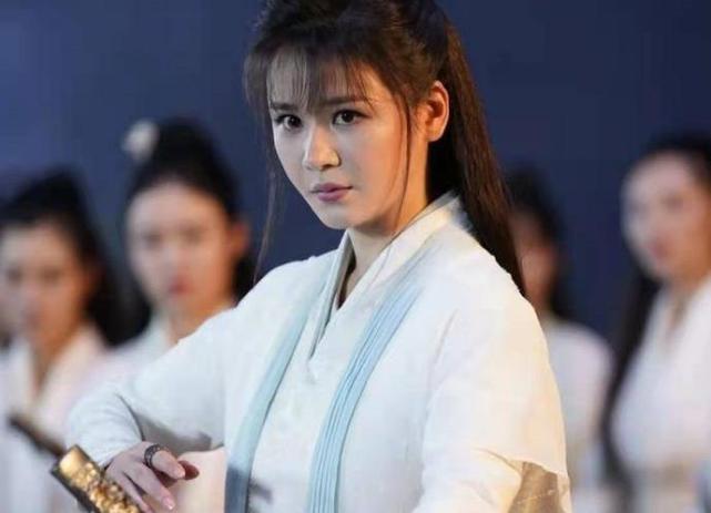 "周芷若"邱意浓健康出问题!穿病号服出镜,在医院向网友拜年