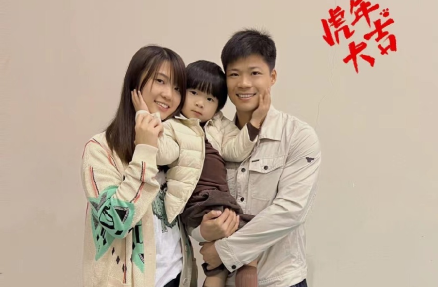 苏炳添全家福3岁儿子摸爸妈脸妻子甜美苏神前天创生涯最慢