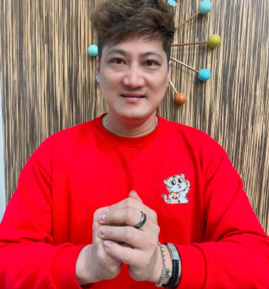 由于身上的债务过重,杨哲一度淡出歌坛,但好在有金曲在手,不缺知名度