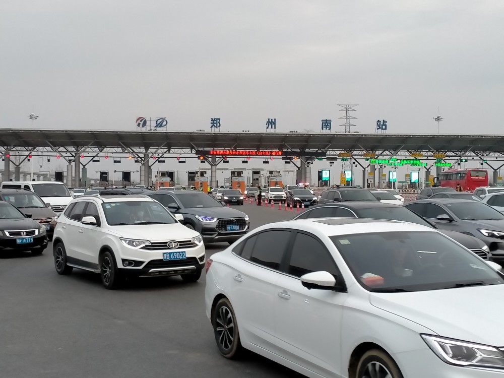 机场高速郑州南站入郑车流量大郑州豫a豫v车辆直接放行