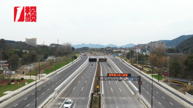 今天下午,记者在235国道金家岭隧道卡口前看到,作为进出富阳区的一条