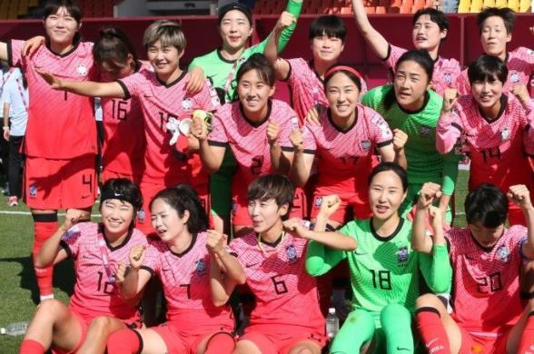 23被绝杀韩国女足遭超级翻盘球员眼眶含泪水庆霞被抛起庆祝