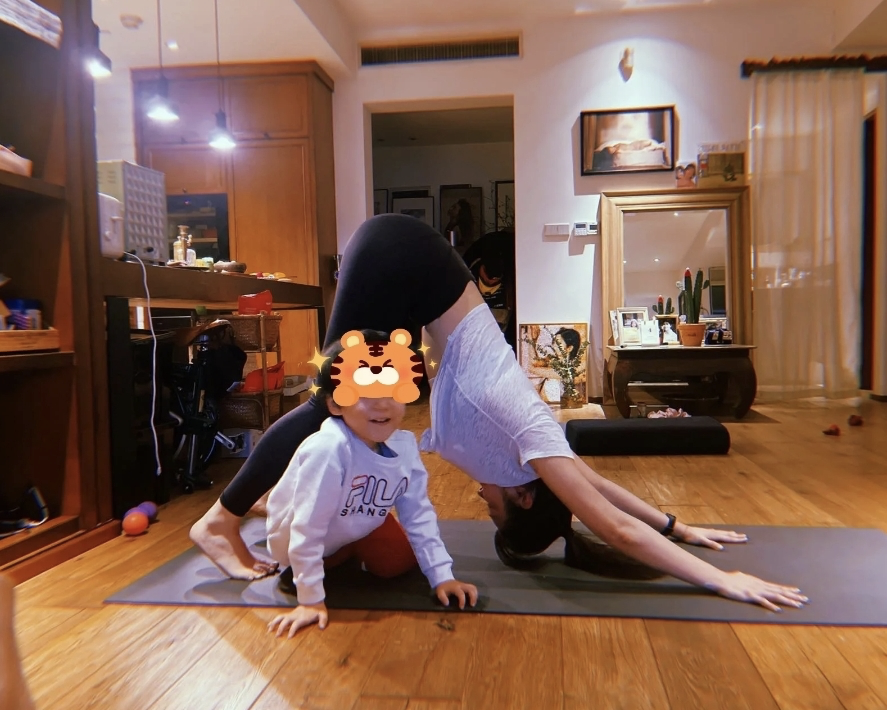 陈妍希做亲子瑜伽将儿子高高托举小星星模仿妈妈动作互动有爱