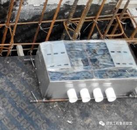 混凝土浇筑时将穿楼板段桥架直接埋入混凝土中,避免后期封堵;桥架直埋