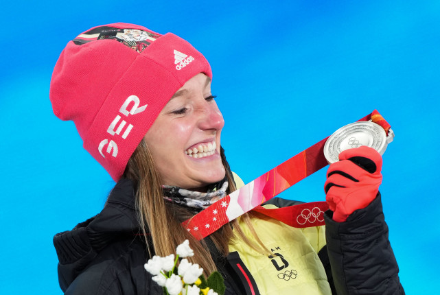 (北京冬奥会)跳台滑雪——女子个人标准台奖牌颁发仪式|卡塔琳娜