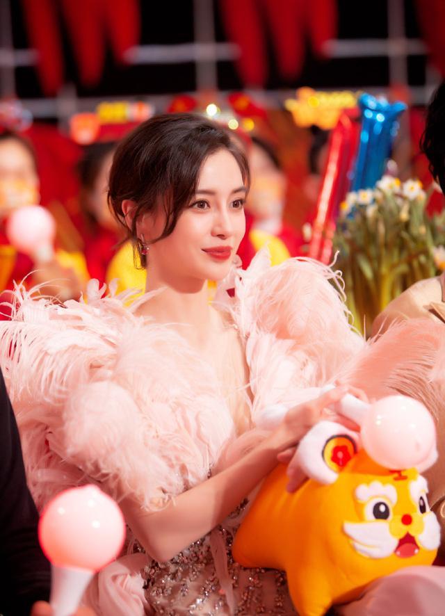 春晚的晚会可以说是国人十分重视的场合之一了,很多明星们,不管有多"