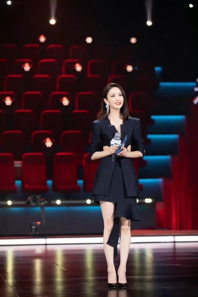 佟丽娅太适合穿西装了,优雅大气还透着知性美,看着就有高级感插图3