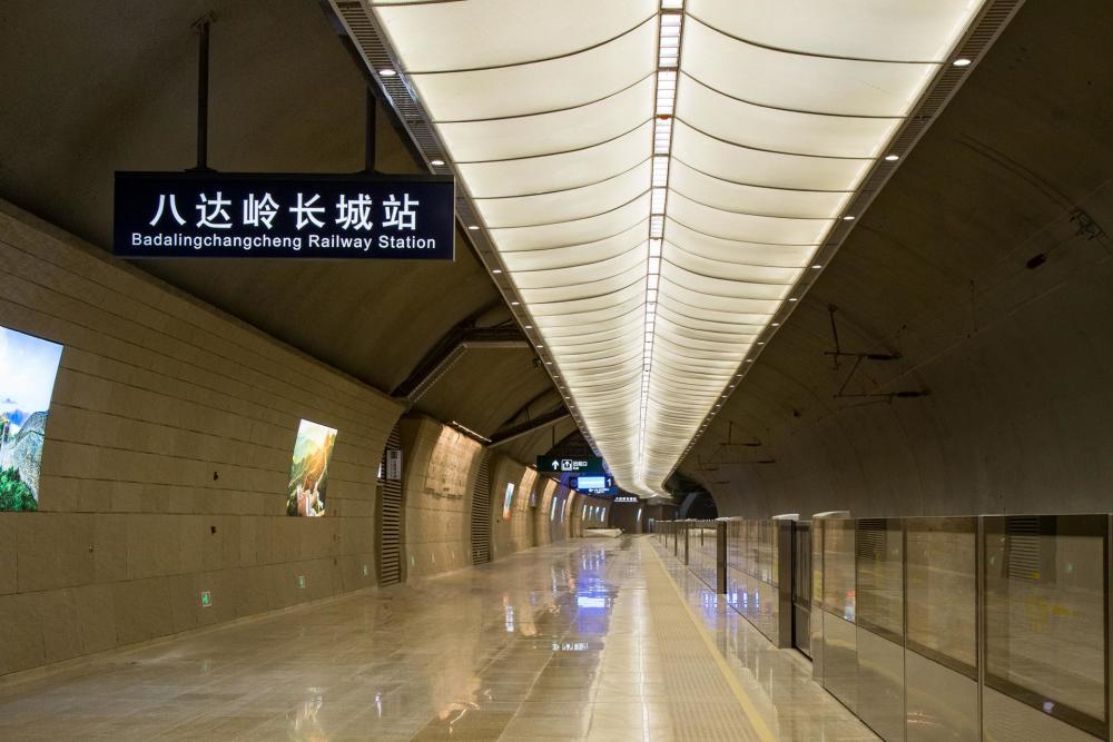 中国制造成就世界之最:八达岭长城地下102米的高铁站_腾讯新闻