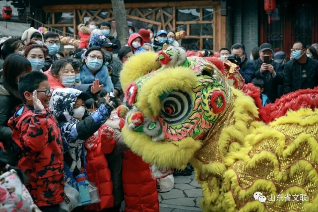 《亲密接触 李冰 摄《一位农民工的春节假日》