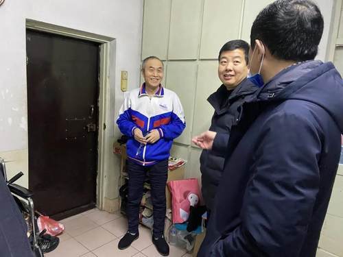 开原高中领导班子慰问退休老党员老干部