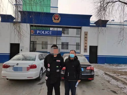 调兵山超载车辆当街卸煤灰拘