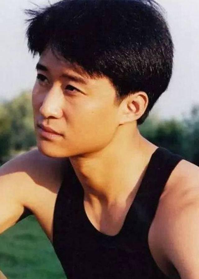 1991年,年仅17岁的吴京,就已经获得了全国武术比赛枪术,对练冠军.