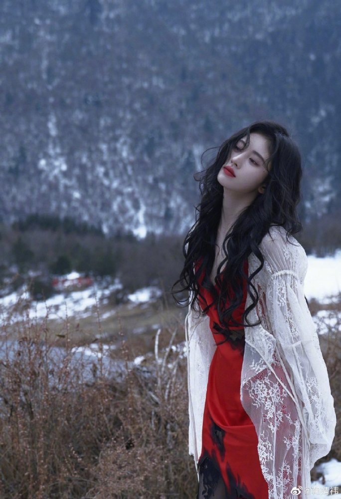 鞠婧祎深冬雪景大片白纱红裙