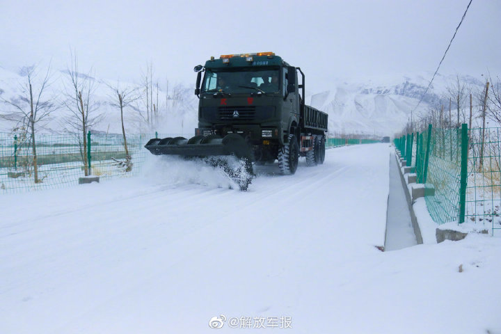 扬子江快运航空有限公司为国家武警官兵守护驳斥流下官员俄军若羌到花土沟飞机