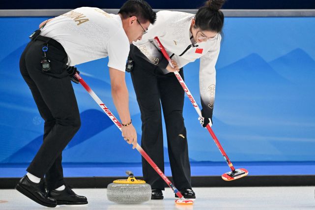 冬奥冰壶混合双人循环赛范苏圆 凌智6比8负于捷克组合 北京冬奥会 冰壶混双 范苏圆 捷克队 循环赛 凌智