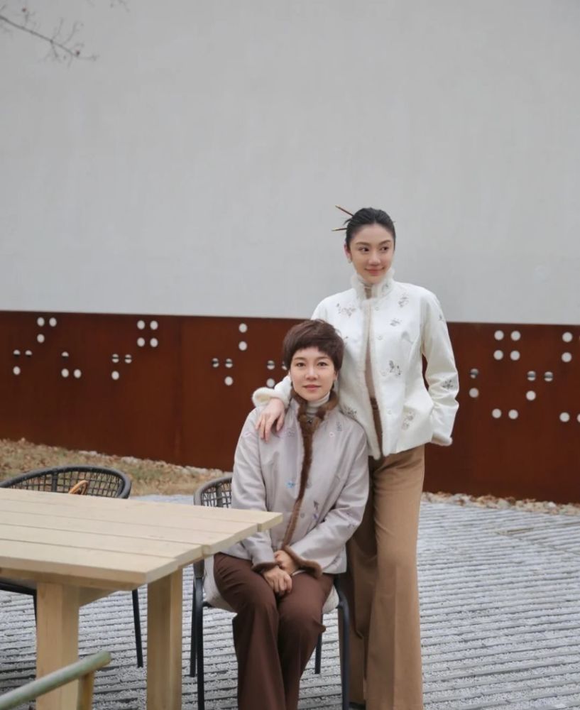 被新中式穿搭圈粉了，50岁妈妈贵气，30岁女儿优雅，照着穿就很美