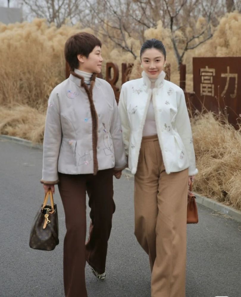被新中式穿搭圈粉了，50岁妈妈贵气，30岁女儿优雅，照着穿就很美