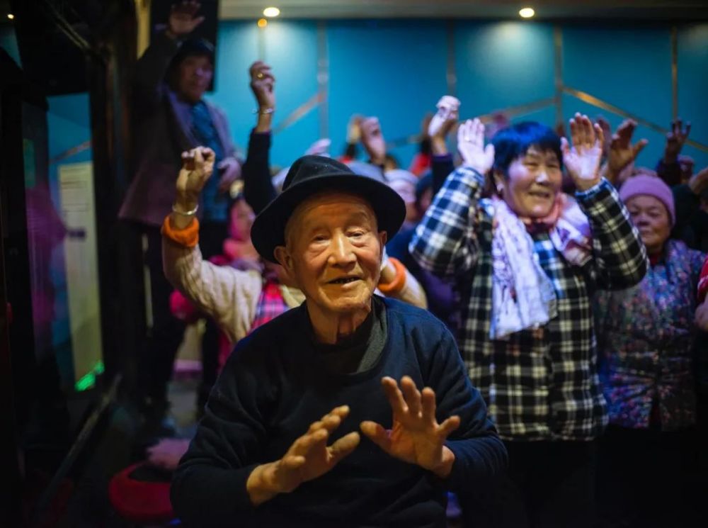 乡村蹦迪老人团600种孤独不如一起跳舞