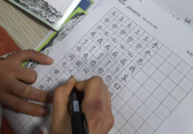 10岁小学生豆腐块字火了大学生看了很惊讶吃了几个印刷机