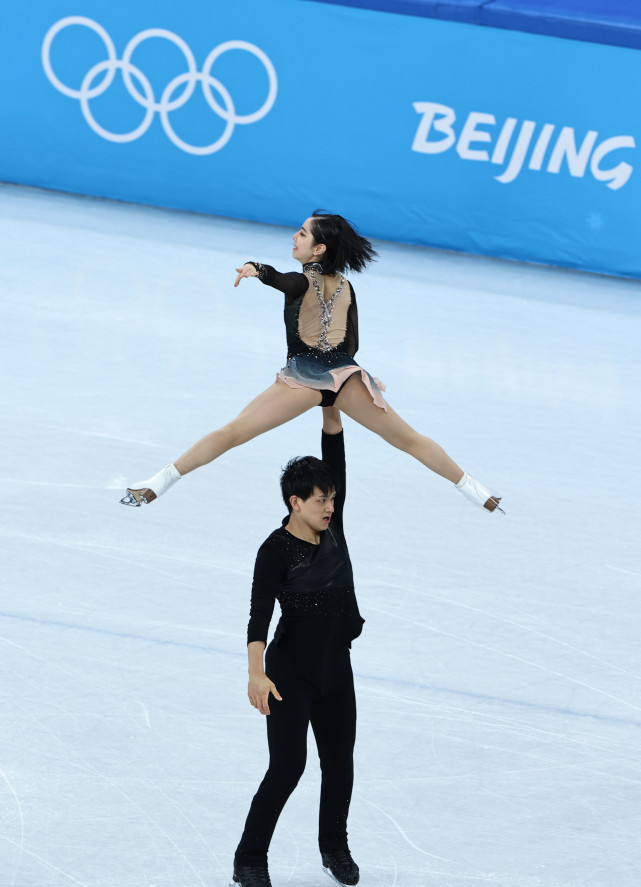 新华社记者 陈建力 摄2月7日,日本选手三浦璃来(上),木原龙一在比赛中