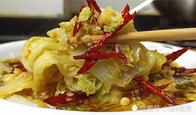 爽口凉菜"炝白菜",口感脆爽,味道清香带甜,略带辣味