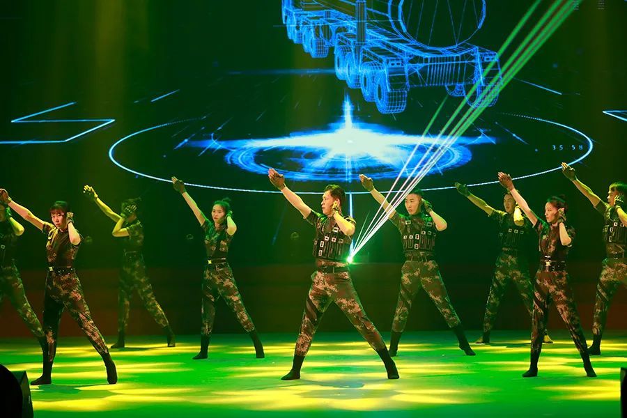 新春走军营春节联欢晚会没看过瘾东风快递员的春晚来啦