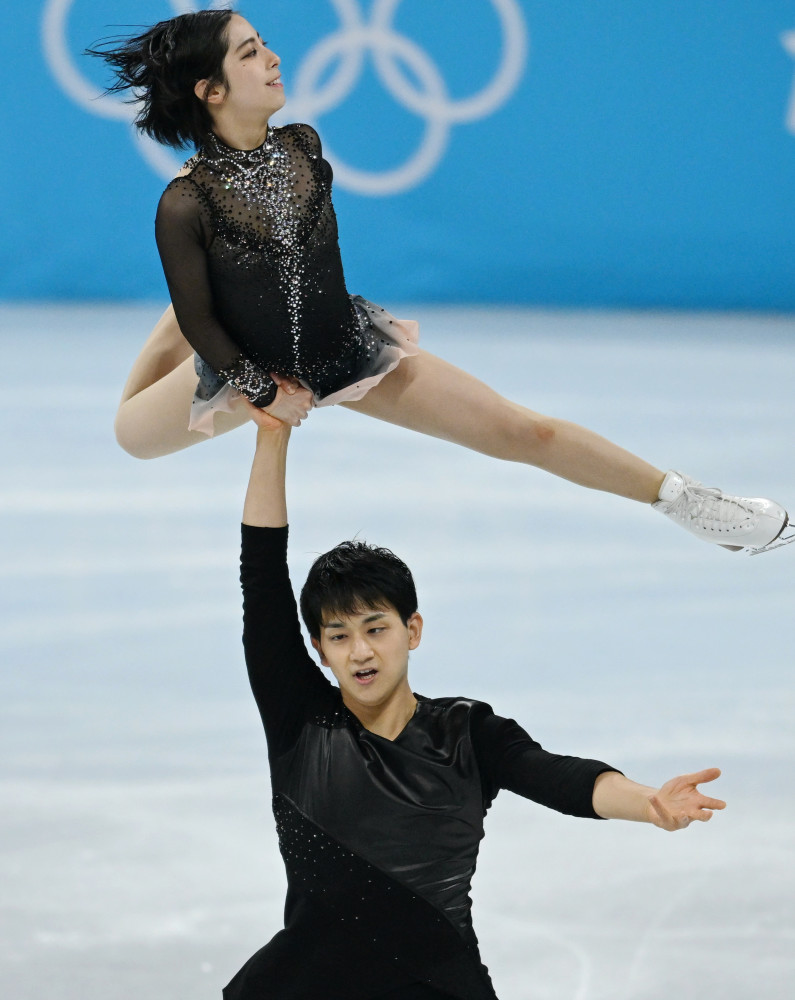 新华社记者 李一博 摄2月7日,日本选手三浦璃来(左),木原龙一在比赛中