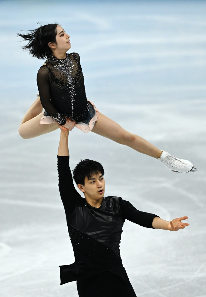 2月7日,日本选手三浦璃来(上),木原龙一在比赛中.