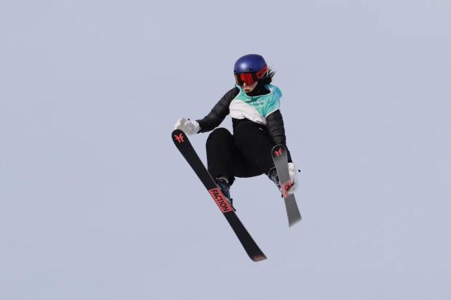 谷爱凌冬奥会滑雪动作图片