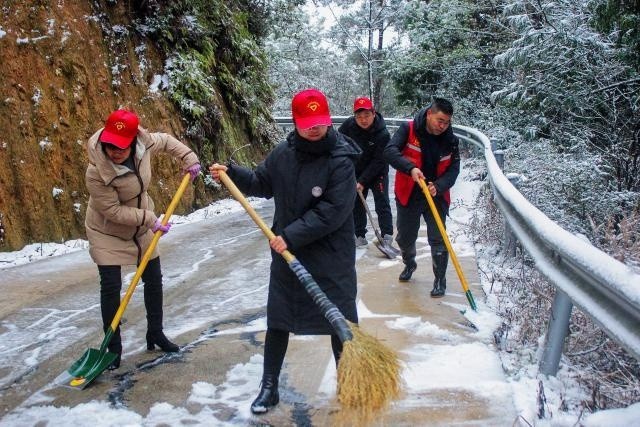 突降大雪,千島湖鎮除雪送暖很及時